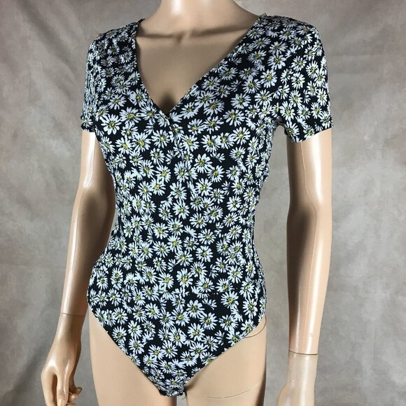 Inspired Hearts Black Daisy Floral V-neck Short Sleeve Bodysuit NWT LARGE - Picture 2 of 6